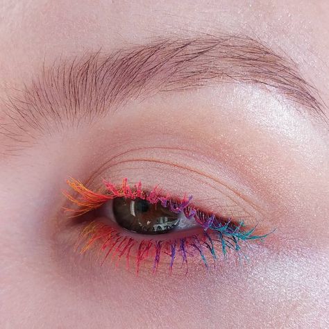 Eyemakeup Colorful, Rainbow Makeup Ideas, Colorful Mascara, Colored Mascara, Maquillage On Fleek, Funky Makeup, Pretty Rainbow, Rainbow Makeup, Mascara Makeup