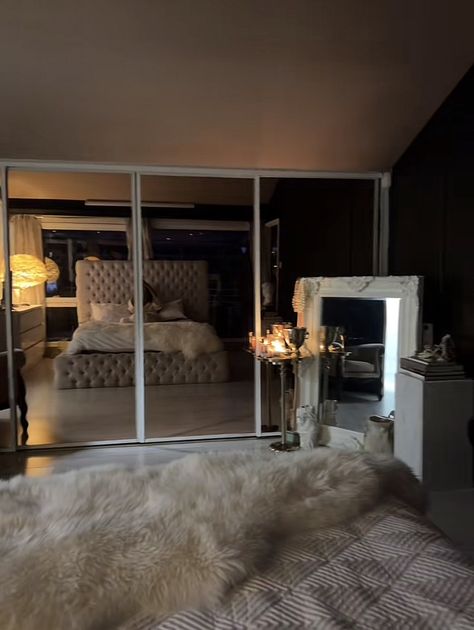 Bedroom Ideas For Big Rooms Women, Luxury Y2k Bedroom, Hollywood Aesthetic Bedroom, Luxury Women Bedroom, Bougie Aesthetic Room, Cute Master Room Ideas, Bedroom With Mirror Wall, Room Ideas Rich, Bed Room Mirror