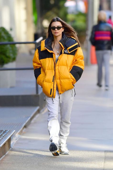 yellow puffer, cozy heather-gray sweatpants, sneakers, and sleek, cat-eye sunglasses Yellow Puffer Jacket Outfit, Puffer Jacket Outfit Women, North Face Puffer Jacket Outfit, Lv Mini Pochette, Street Outfit Ideas, Cosy Clothes, Yellow Puffer Jacket, Emily Ratajkowski Outfits, Cyberpunk Techwear