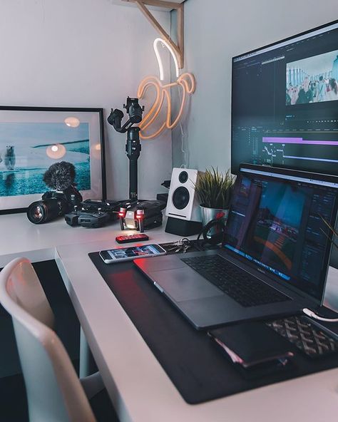 Val Pavliuchenko (@valdesigneer) • Instagram photos and videos Gamer Room Diy, Simple Computer Desk, Tiny Home Office, Office Architecture, Computer Desk Setup, Desktop Setup, Office Designs, White Desk, Modern Tiny House