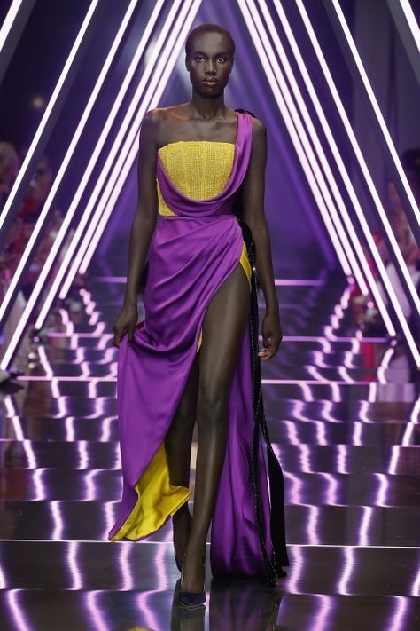 Ralph & Russo Couture Autumn/Winter 2018-2019 Collection Ralph Russo Couture, Ralph Russo, Ralph And Russo, Yellow Satin, Couture Handbags, Yellow Silk, Column Gown, Purple And Yellow, Satin Gown