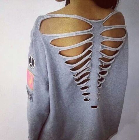 DIY t-shirt cut-out design, rib cage Cut Tshirt Diy, Cut Up T Shirt, Diy Cut Shirts, Cut Up Shirts, Diy Vetement, Old Shirts, Cut Out Design, Cut Tshirt, T Shirt Diy