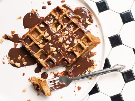 Espresso Waffles with Mocha Drizzle Mocha Sauce Recipe, Coffee Rubbed Steak, Espresso Recipes, Chocolate Espresso, Best Comfort Food, Coffee Ice Cream, Recipe Roundup, Toasted Almonds, Pancakes And Waffles