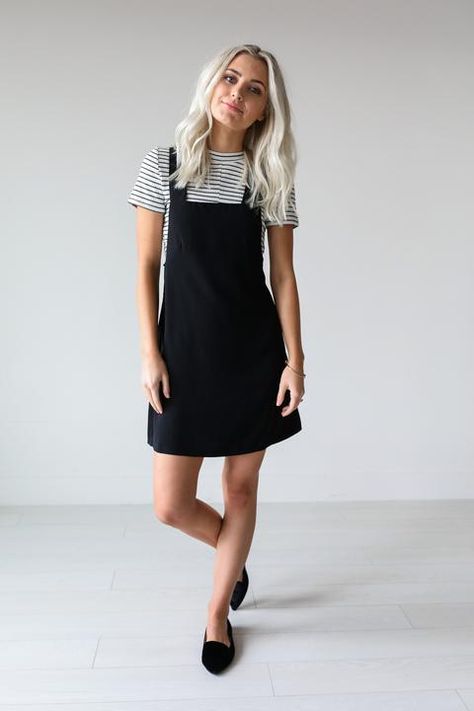 Black Overall Dress Black Overall Dress Outfit, Overall Dress Outfit Winter, Overall Skirt Outfit, Overall Dress Outfit, Jumper Dress Outfit, Black Overall Dress, Maxi Dress Outfit Fall, Black Fall Outfits, Overall Outfit