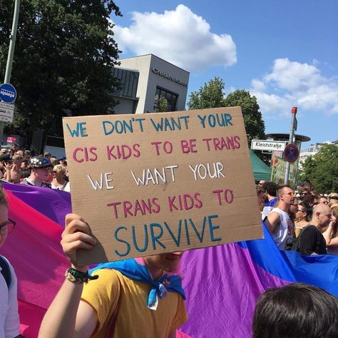 Trans rights protest sign at a German Pride demonstration, sign credit goes to Fynn on Twitter as @malfynnction. #ProtectTransKids #TransRights #LGBTQIA #Pride2020 Protest Ideas, Lgbt Support, Gender Binary, Tapered Square, Lgbtq Stuff, Protest Signs, Trans Rights, Trans Pride, Cardigan Winter