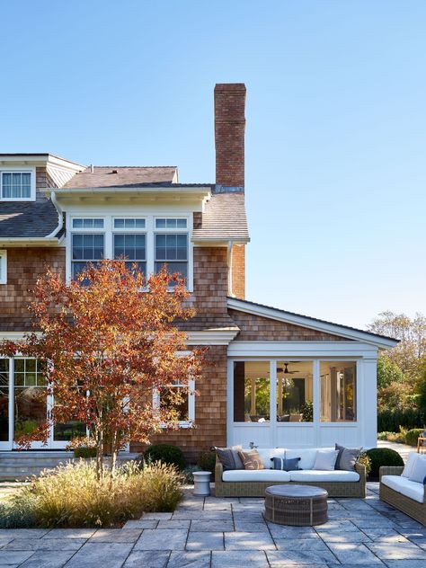 Southampton Cottage — larson architecture works East Coast Homes, The Hamptons Aesthetic, Hamptons Vacation, Hamptons Aesthetic, Parachute Home, English Interior, Shingle Siding, Interior Design Work, Cottage Interior