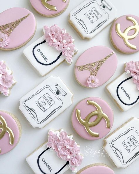 Fashion Cookies Decorated, Luxury Cookies, Chanel Cookies, Edible Makeup, Paris Cookies, Fondant Cake Tutorial, Chanel Birthday, Paris Cakes, Happy Birthday Cookie