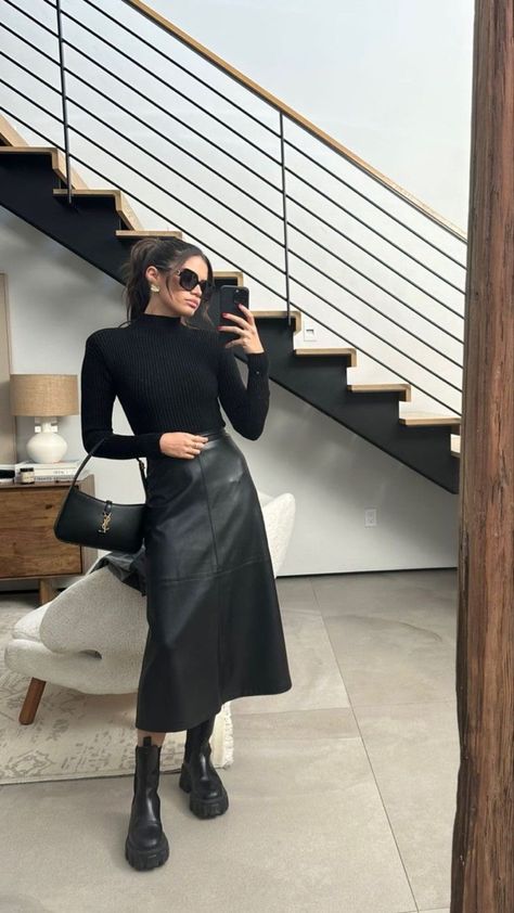 Fall Outfits With Leather Skirts, Leather Skirt Long Outfit, Leather Skirt Midi Outfit, Leather Skirt Outfit 2023, How To Style Black Leather Skirt, Long Leather Skirt Outfit Winter, Black Leather Midi Skirt Outfit, Leather Long Skirt Outfit, Long Black Leather Skirt Outfit