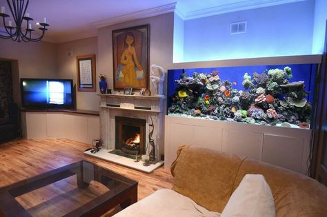 fish tank next to the fireplace Home Fish Tank Ideas, Wall Aquarium Design, Aquarium Living Room, Modern Aquarium, Home Fish Tank, Aquarium Coffee Table, Fish Tank Wall, Huge Home, Large Fish Tanks