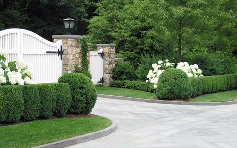 Classic Colonial Farmhouse Gates Driveway, Acreage Landscaping Driveway Entrance, Driveway Fence Ideas Entrance, Front Gate Entrance Driveway, Driveway Entrance Curb Appeal, Landscaping Driveway Entrance, Herringbone Driveway, Hydrangea Boxwood, Landscape Design Residential