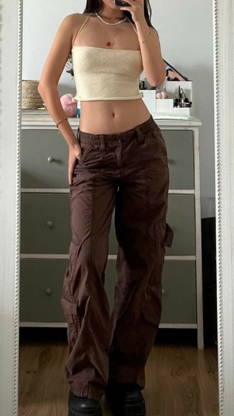 Brown Parachute Pants Outfit, Brown Parachute Pants, Brown Cargo Pants Outfit, Parachute Pants Outfit, France Outfits, Brown Cargo Pants, Fotos Ideas, Cargo Pants Outfit, Summer Inspo