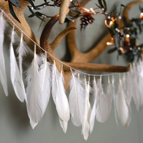 Feather Garland, Party Bunting, Feather Decor, Feather Crafts, Thanksgiving Table Decorations, Bunting Garland, White Feather, Christmas Inspo, White Feathers