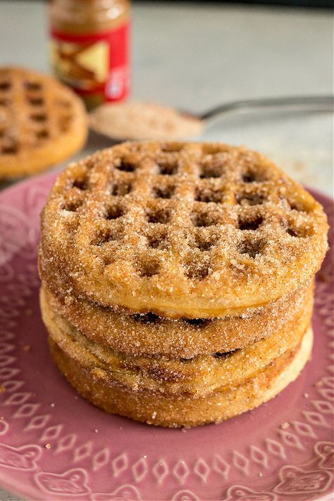 Churros Waffles Recipe, Churro Waffles Easy, Waffle Dessert Ideas, Churro Popovers, Churro Waffle Recipe, Smores Waffles, Cinnamon Sugar Waffles, Waffle Skewers, Churro Waffles