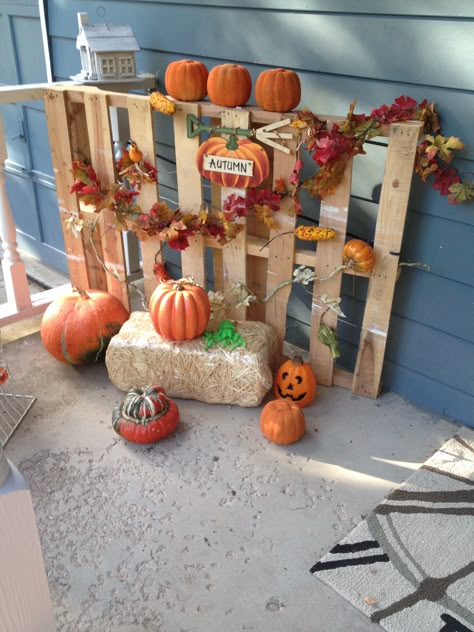 Took a pallet from a recent delivery. Stapled on leaf garland and small fall floral pics. Added hay bale, autumn sign and pumpkins and gourds. (Real or fake ) Secured to porch for fall storms with bungee cord. Easy and cheap! Halloween Decor With Hay Bales, Fall Porch Straw Bales, Hay Bale Pumpkin Display, Fall Yard Decorations, Diy Pallet Decoration, Pop Up Vendor, Pop Up Vendor Booth, Fall Pallets, Fall Yard Decor