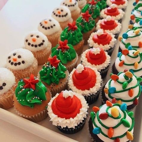 Cream Cheese Mint, Easy Christmas Cupcakes, Crafts Dollar Tree, Christmas Cupcakes Recipes, Theme Cupcakes, Christmas Themed Cake, Xmas Desserts, Cupcake Decorating Tips, Christmas Cake Designs