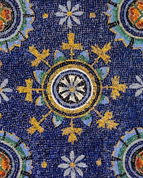 Ravenna Mosaics, Color Sorting, Glass Projects, Stained Glass Projects, Ancient Art, Mosaic Art, City Photo, Muse, Wall Painting