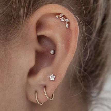 Earrings Aesthetic Stud, Scar Jo Ear Piercings, Piercing Oreille Helix, Helix Ideas, Dainty Ear Piercing Ideas, Wedding Earrings Multiple Piercings, Upper Helix Piercing Studs, Earring Curation, Ear Piercing Placement