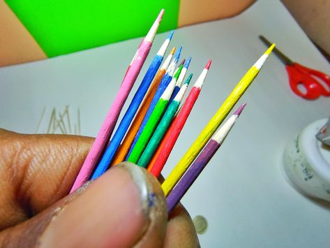 How to Make Colour Pencils, How to make Pencil Art Tooth Pick Crafts, Miniature Pencils, Miniature School Supplies, Toothpick Art, Miniature School, Pencil Crafts, Matchbox Crafts, Cool School, Miniatures Diy