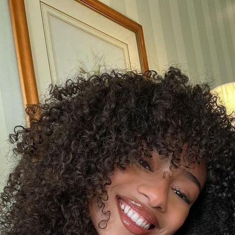 Black Women With Long Curly Hair, Short Curly Haircuts For Black Women, Curly Afro Black Women, Dark Skin Curly Hair, Curly Cuts Black Women, Black Beauty Aesthetic, Black Girls Curly Hair, Black Girls With Curly Hair, Natural Hair Aesthetic