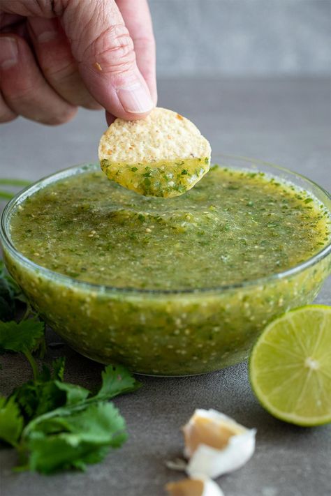 Spicy Ranch Dressing Recipe, Spicy Green Salsa, Roasted Salsa Verde Recipe, Roasted Salsa Verde, Green Salsa Recipe, Tomatillo Salsa Recipe, Green Tomato Salsa, Spicy Ranch Dressing, Dressing Simple