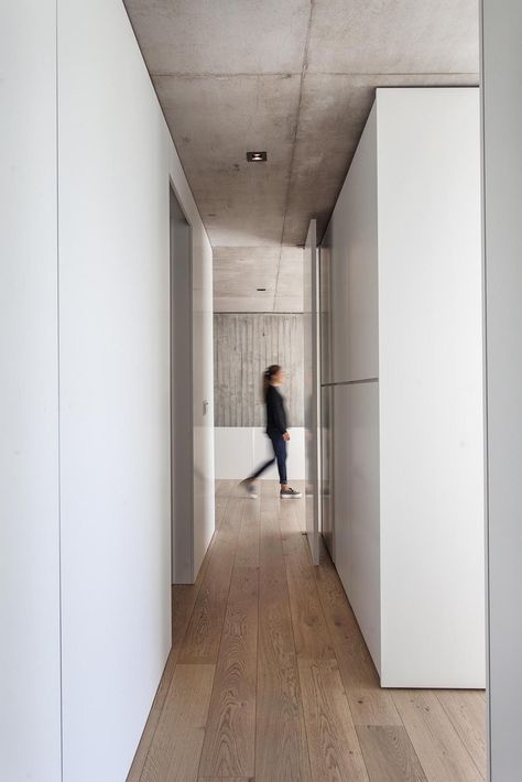 Gallery of MF House / Estudio V2 Arquitectos - 8 Concrete Ceiling Design, Concrete Wood Floor, White Hallway, Project Architecture, Concrete Ceiling, Wood Front Doors, Concrete Wood, Farmhouse Lighting, Outdoor Wood