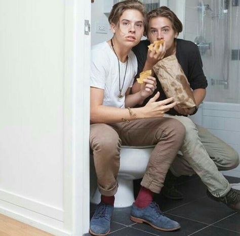 Cole Sprouse Funny, Cole Sprouse Wallpaper, Cole Spouse, Cole Sprouse Jughead, Cole M Sprouse, Riverdale Characters, Riverdale Cole Sprouse, Bughead Riverdale, Dylan And Cole