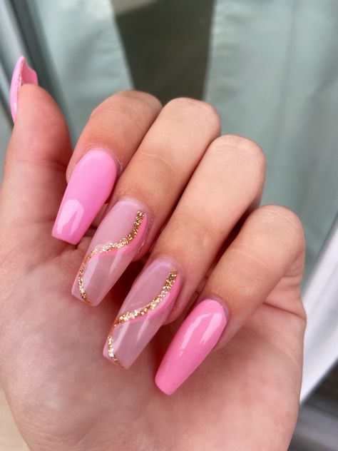 Pink nails, gold design Pink Gold Gel Nails, Pink Holiday Nails Summer, Nails Gold Design, Pink And Gold Nail Designs, Gold And Pink Nails, Summer Spring Nails, Nail Designs Hot Pink, Pink And Gold Nails, Gold Gel Nails