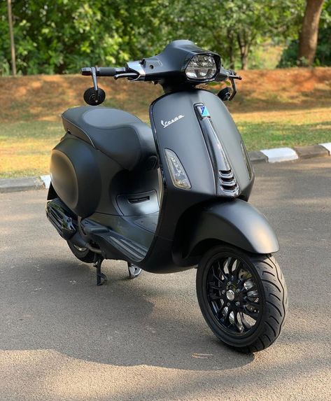 Vespa new 150cc Scooters. Vespa has launched some new scooters with 150cc engine recently. #vespa #vespagirl Vespa 150 Sprint, Vespa Bike, New Vespa, Hover Bike, Custom Vespa, Vespa 150, Vespa Lx, Vespa Sprint, 150cc Scooter