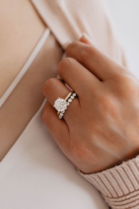 Circle Engagement Rings, Ring With Wedding Band, Gold Band Engagement Rings, Ring Stacks, Dream Wedding Ring, Gold Solitaire Engagement Ring, Round Solitaire Engagement Ring, Cute Engagement Rings, Wedding Rings Round