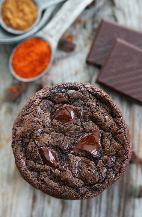 Chocolate cookies with a hint of cinnamon, cayenne pepper, and chunks of dark chocolate chili chocolate! You will love the spicy kick! Chili Chocolate Cookies, Chili Cookies, Mexican Chocolate Cookies, Chili Chocolate, Mexican Desserts, Spicy Chocolate, Chocolate Chili, Crazy Cookies, Mexican Chocolate