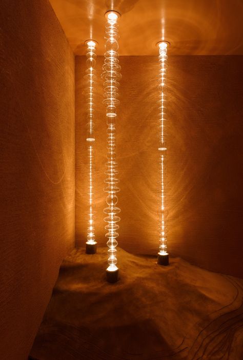 Lighting Sculpture Installation, Light Installation Interior, Creative Room Lighting, Cool Light Designs, Light Installation Architecture, Hanging Lights Ideas, Upward Lighting, Light Interior Design, Relaxing Lighting