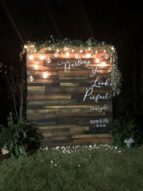 35+ Easy DIY Wedding Backdrops on a Budget - Holidappy Wedding Wood Wall, Wedding Picture Backgrounds Photo Backdrops, Wedding Backdrop Wood Wall, Selfie Wall For Wedding, Wooden Pallet Photo Backdrop, Wedding Background For Pictures, Wood Wall For Wedding, Wooden Wall Wedding Backdrop, Wooden Background Wedding