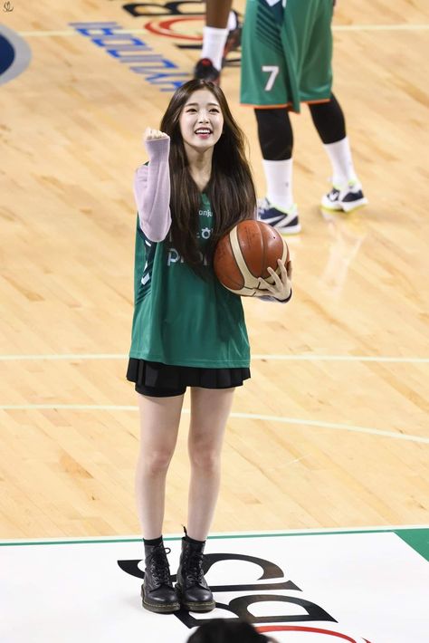 Sports Day Outfit, Arin Oh My Girl, Outfit Korean Style, School Uniform Fashion, Outfit Korean, Basketball Clothes, Karina Aespa, Basketball Girls, Easy Trendy Outfits