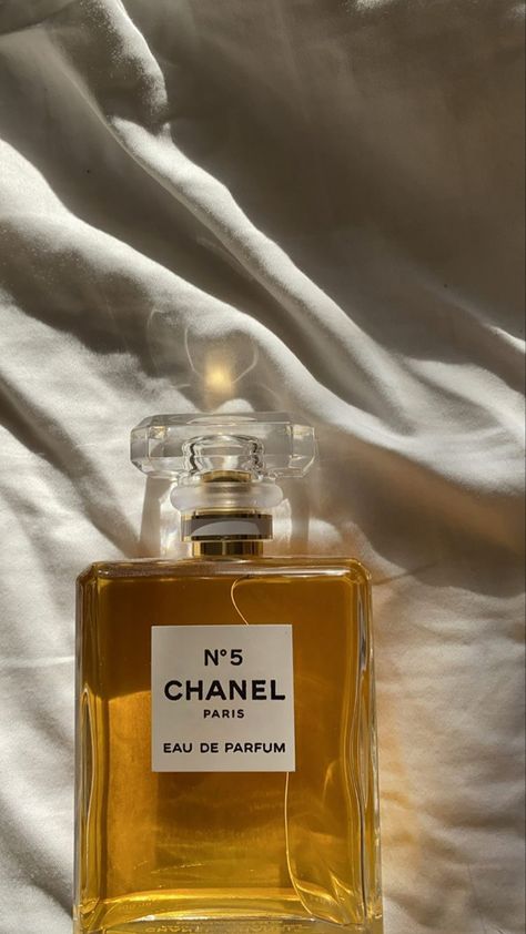 #chanel #perfume #number5 Chanel Number 5, Chanel No5, Perfume Chanel, Parfum Chanel, Lily Chee, Chanel No 5, Celebrity Perfume, Chanel Beauty, Brand Logos