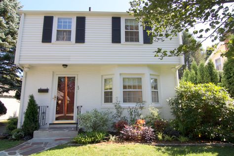 Garrison Characteristics Often symmetrical like other traditional Colonial Revivals Cantilevered second floor over the first (the overhang... Colonial Front Door Ideas, Garrison Colonial Exterior, Ideas For Small Houses, Colonial Front Door, Garrison Colonial, Garrison House, Houses Simple, Small Colonial, Front Porch Design Ideas