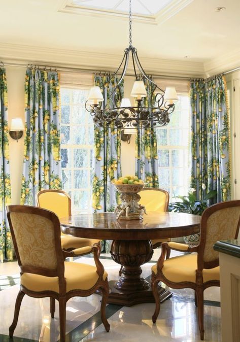 English Country Dining Room, California Design Interior, Living Room Decor Country, Style Anglais, Family Dining Rooms, Country Dining Rooms, Country Dining, Yellow Room, Dining Room Colors