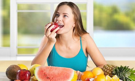 Women who eat more fruit and vegetables have fewer face wrinkles Eating Fruits And Vegetables, Diets For Men, Woman Eating, Girl Eating, Anti Aging Food, Face Wrinkles, Best Anti Aging, Fruit And Veg, Eating Habits