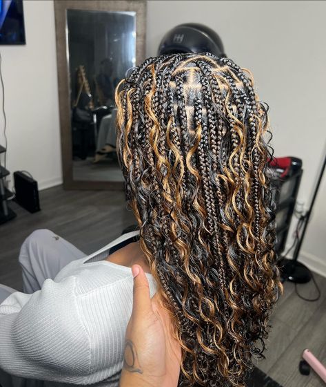 58 Inch Knotless Braids, Black Braids Brown Highlights, Black And Brown Bohemian Knotless Braids, Black Boho Braids With Brown Highlights, Peek A Boo Boho Braids, Braids With Curls Color, Black Boho Knotless Braids With Brown Highlights, Goddess Braids Blonde Highlights, Braids With Light Brown Highlights