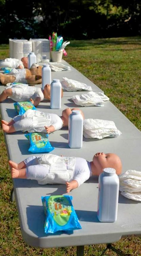 Diaper Changing Relay Race ~ Divide your guests into even teams. Each team member has to un-diaper the baby doll, wipe the baby's butt, powder it and put a clean diaper on the doll. They run back to their team and hand the doll off to the next person in line. First team to have all their members change the baby's diaper wins. Foto Gender Reveal, Baby Shower Mixto, Funny Baby Shower Games, Idee Babyshower, Baby Shower Prizes, Outside Baby Showers, Cool Baby, Shower Bebe, Baby Shower Planning