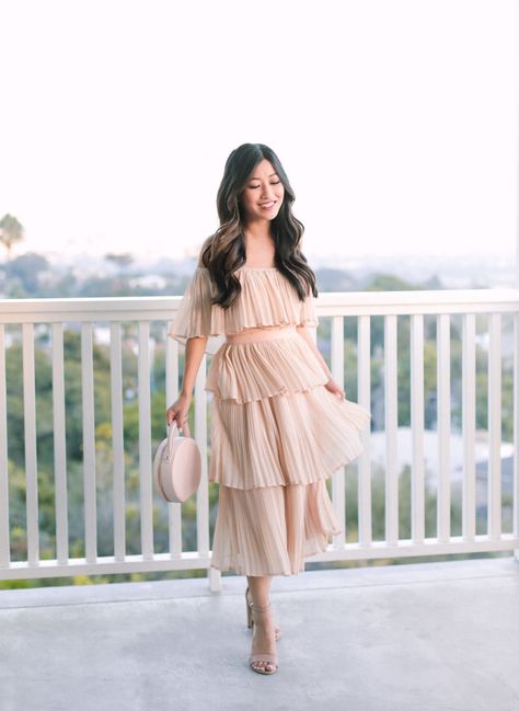 fall wedding style pleated tiered dress outfit ideas Pregnant Wedding Guest Outfit, Tiered Dress Outfit, Pleated Tiered Dress, Fall Wedding Style, Maxi Dress Outfit Fall, Soft Feminine Outfits, Outfit Petite, Dress Outfit Fall, Making A Wedding Dress