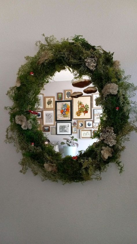 Fairy Core Mirror, Mossy Mirror Diy, Mirror With Moss, Diy Moss Mirror Frame, Moss Covered Mirror, Fairy Bathroom Ideas, Moss Mirror Diy, Moss Mirrors, Moss Bathroom