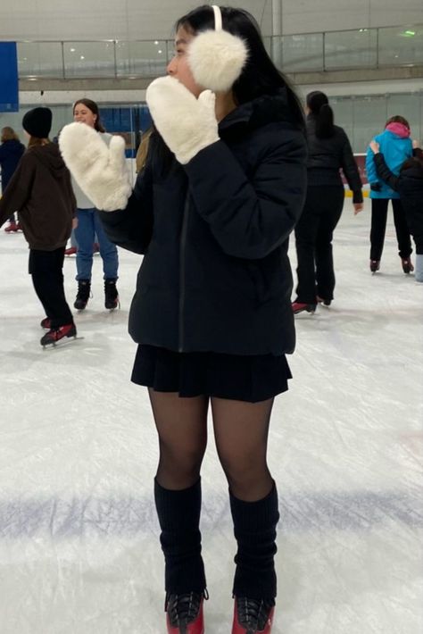 Winter Outfits Aesthetic Ice Skating, Ice Skates With Leg Warmers, All Black Ice Skating Outfit, I E Skating Outfit, Cute Skating Rink Outfits, Plus Size Ice Skating Outfit, Ice Skating Outfit Outdoor, Winter Outfits For Ice Skating, Ice Skating Fits With Friends