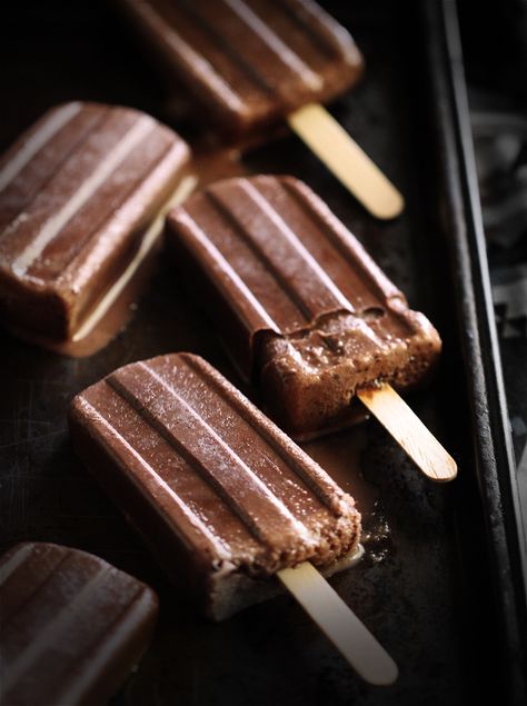 Fudge Popsicles (uses sweetened condensed milk, milk, and unsweetened chocolate powder) Healthy Chocolate Popsicles, Healthy Fudgesicles, Fudgesicle Recipe, Fudge Popsicles, Hemgjord Glass, Fudge Pops, Chocolate Popsicles, Popsicle Recipes, Chocolate Craving