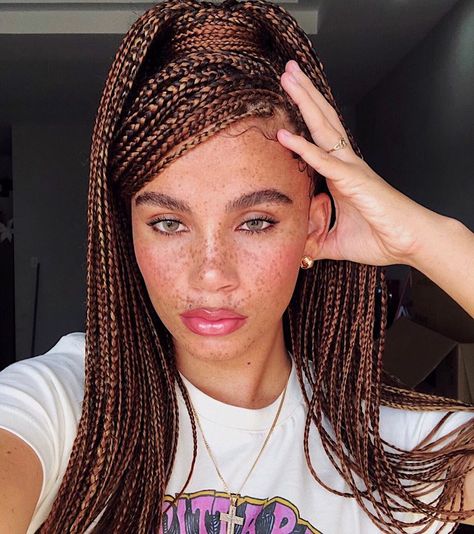 JOYJAH ESTRADA on Instagram: “This side swoop ponytail with the braids & my eyyyyyes is kind of a vibe! 😌 Ya like it? Lol . #braids #freckles #style #beauty…” Side Swoop Braids, Box Braids 2023, Fall Knotless Braids, Fall Box Braids, Swoop Braids, Braids 2023, Swoop Ponytail, Brown Box Braids, Side Swoop