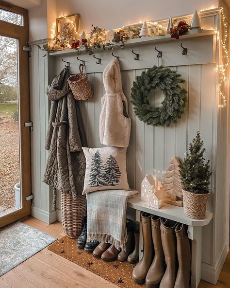 Cottage Hallway, Vstupná Hala, Mudroom Decor, Country Interior, Hall Decor, Cottage Interiors, Boot Room, Boho Farmhouse, Home Entrance Decor