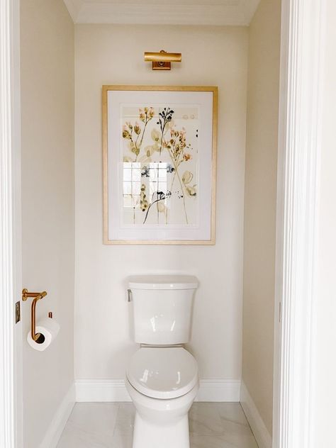 Guest Bath Wall Decor, Cottage Half Bathroom Ideas, Bright Powder Room Ideas, Simple Half Bathroom, Master Bathrooms Decorations, Small Powder Bathroom, Half Bath Decor, Wc Decoration, Bathroom Wallpaper Ideas