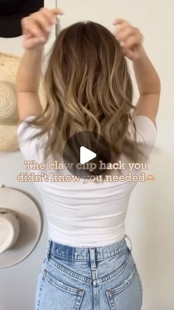 WIMBERLY’S | BEAUTY BAR on Instagram: "The claw clip hack you didn’t know you needed🫶🏼 credit @karlyporter1   #hairstylist #hairtutorial #hairtransformation #trendingreels #trending #explorepage #viralvideos #viralreels" Claw Clip Hairstyles For Short Thick Hair, How To Wear A Claw Clip, How To Use A Hair Clip, Half Up Half Down Hair Claw Clip, Hair Styles With Claw Clip, Claw Clip Hairstyles Medium Hair, Claw Clip Hairstyles Short Hair, Claw Clip Updo, Easy Ponytails