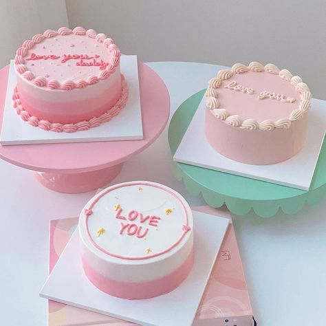 Heart Cake Designs, Vintage Cake Decorating, Vintage Heart Cake, Cake Decorating Icing, Tiny Cakes, Korean Cake, Elegant Birthday Cakes, Mini Tortillas, Simple Cake Designs