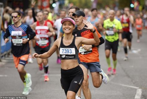 Marathon Picture Ideas, Marathon Photo Ideas, Marathons, Marathon Runner, Marathon Photos, Half Marathon Finish Line Pictures, Marathon Aesthetic, World Marathon Majors, Marathon Pictures