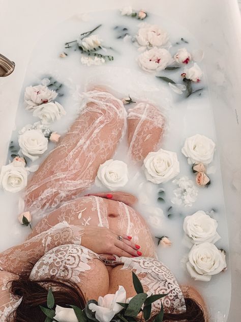 Milkbath Photography, At Home Milk Bath Photos, Maturity Photoshoot At Home, Milk Maternity Pictures, Maternity Photography At Home Diy, Cute Diy Maternity Pictures, Maternity Photo Shoot Ideas At Home Diy, Milkbath Maternity Shoot, Bath Maternity Pictures